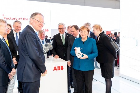 ABB集团首席执行官史毕福向德国总理默克尔和瑞典首相斯蒂凡·洛夫文介绍智能生产单元如何应用于未来工厂，实现人机协作