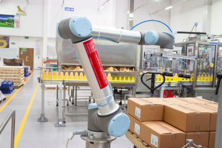 UR10协作机器人部署在欧莱雅印度浦那工厂